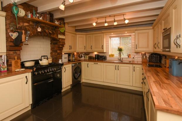 Knutsford Guardian: The cottage kitchen (Edward Mellor Ltd/Rightmove)