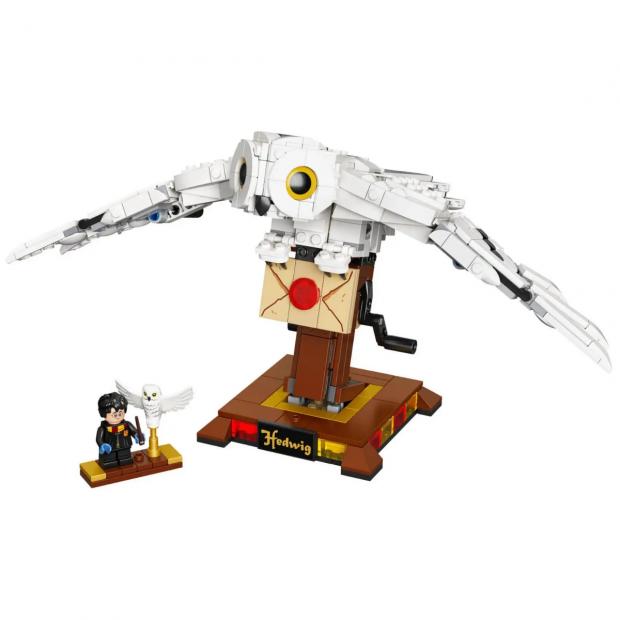 Knutsford Guardian: LEGO Harry Potter Hedwig Display Model (Zavvi)