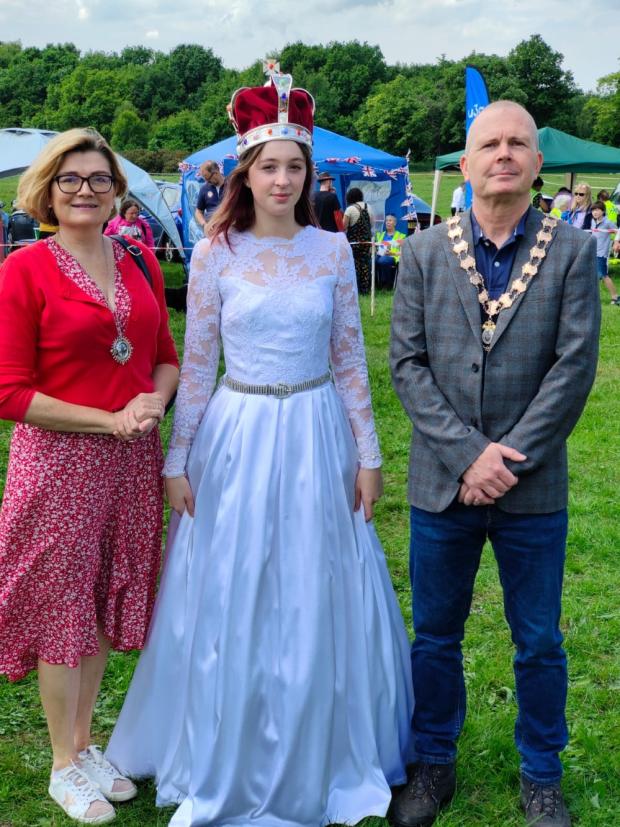 Knutsford Guardian: Mayoress Kate Houghton, Knutsford Royal May Queen Lily-May Newall and mayor Cllr Mike Houghton 