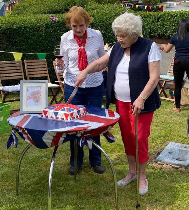Knutsford Guardian: Pat Bomford and Nellie Johnson cut the cake