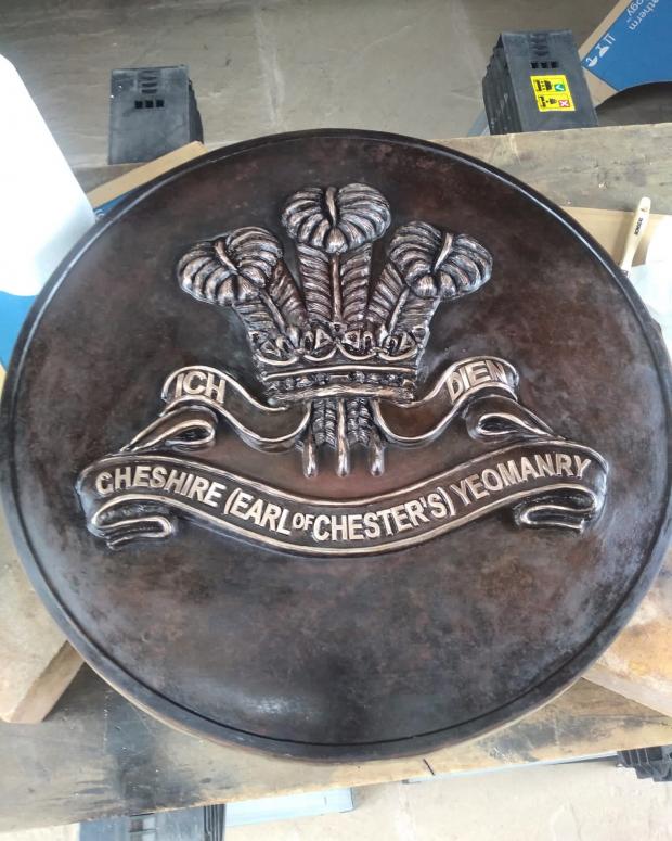 Knutsford Guardian: Cheshire Yeomanry pulko herbas su Velso princo plunksnomis yra įtrauktas į dizainą