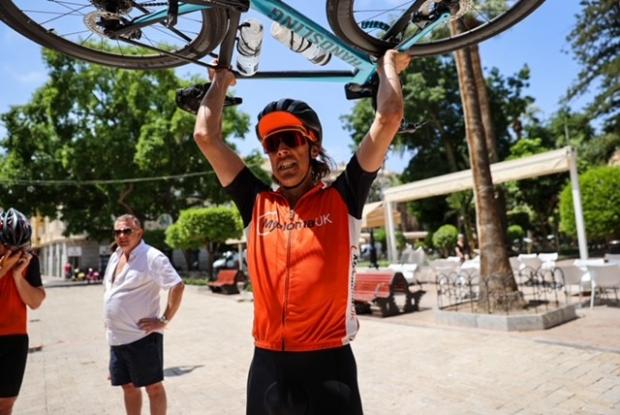 Papá de Cheshire completa un viaje en bicicleta a España por mieloma en el Reino Unido