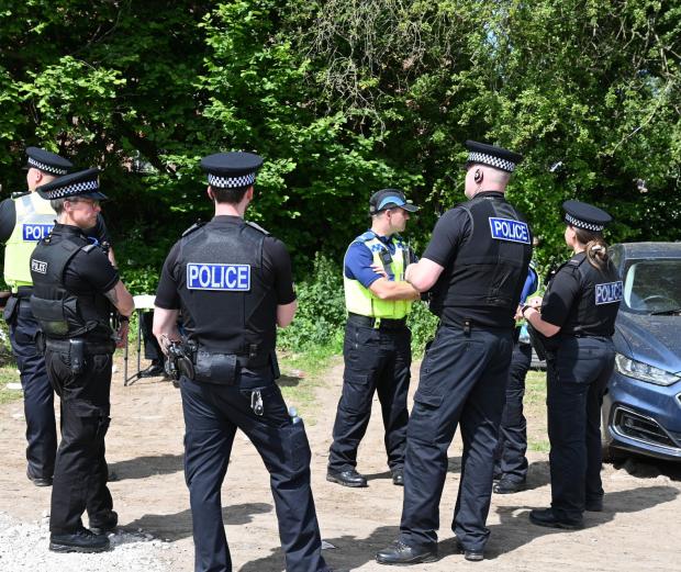 Knutsford Guardian: An officers' briefing at Moss Lane