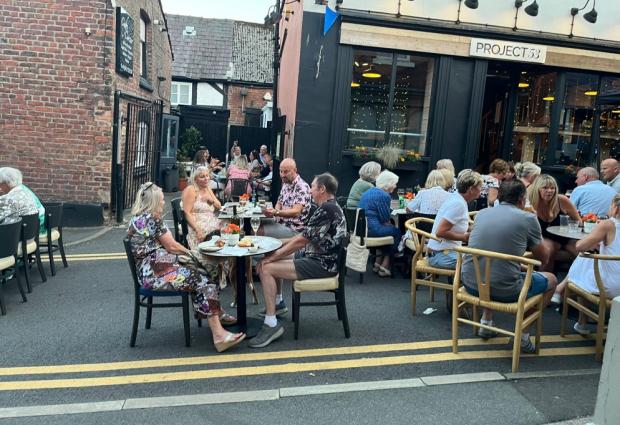 Knutsford Guardian: Diners enjoying outdoor meals in Minshull Street